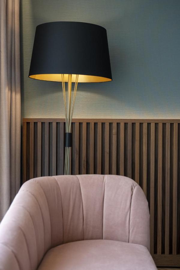 Renaissance Porto Lapa Hotel Εξωτερικό φωτογραφία A floor lamp