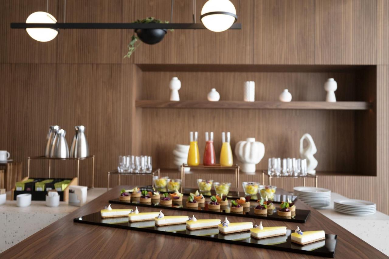 Renaissance Porto Lapa Hotel Εξωτερικό φωτογραφία A selection of desserts